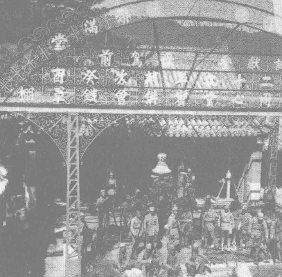 1944年5月6日，晋冀察平西八路军收复平西妙峰山。图为部队在西王母庙前休息